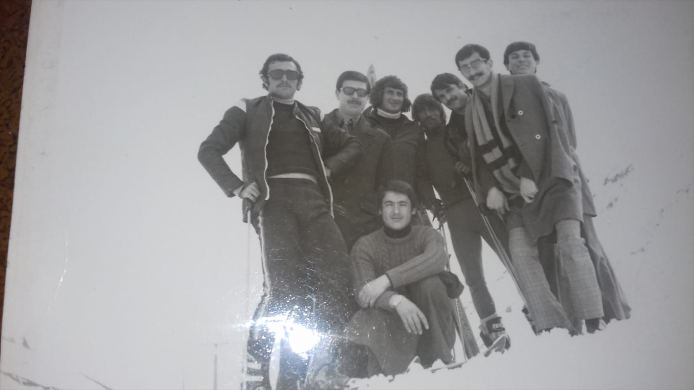 Palandökende Milli kayakcılarla. Oturan eli bağlı olan Necmeddin. Sağ başta Paltolu Prof. Dr. Mahmut BAYKAN. Onun hemen sol arkasında Rahmetli Nasır KAYAR